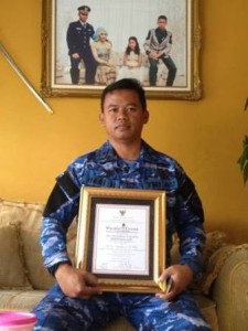 KEBANGGAAN: Engineer TNI Angkatan Udara Mayor Heri Heryadi menunjukkan piagam penghargaan dari Sukmawati Soekarno Putri.