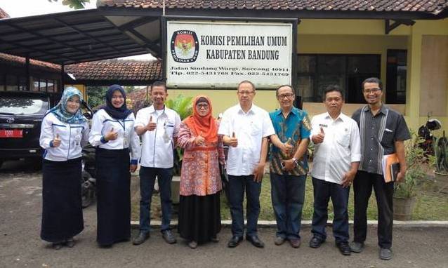 BERPOSE : Kepala BPR Kerta Rahaja Boy Ferly Sumaatmadja bersama Ketua KPU Kabupaten Bandung Berfoto bersama didepan halaman kantor KPU.