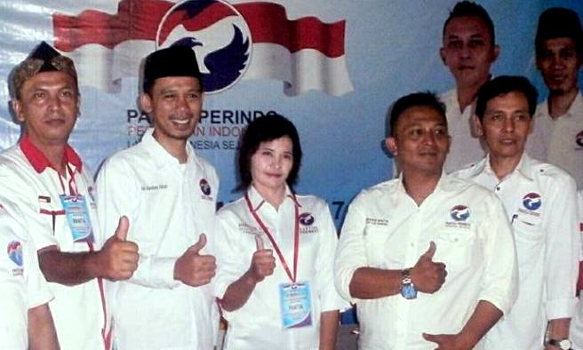 KOMPAK BERSATU: Ketua DPD Persindo Kabupaten Bandung H. Tubagus Dwi Madiya Putra (Kedua Kanan) beserta jajarannya.