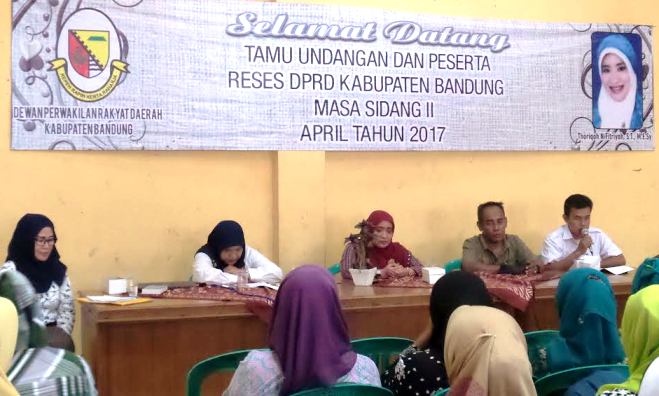 Anggota DPRD Kabupaten Bandung Fraksi Partai Amanat Nasional (PAN), Hj. Thoriqoh N. Fitriyah ST. M.E.Sy melakukan doa bersama usai kegiatan reses.