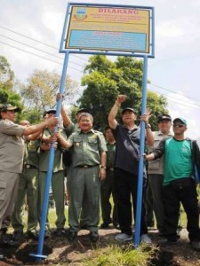 KENA SANKSI: Wakil Gubernur Jawa Barat, Deddy Mizwar saat menanamkan salahsatu papan peringatan.