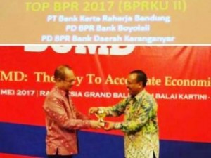 SANGAT BANGGA: Muhammad Soleh Pios, Direktur PT.BPR Kertaraharja Kabupaten Bandung (kiri) menerima penghargaan Top BPR 2017 di Jakarta, baru-baru ini.