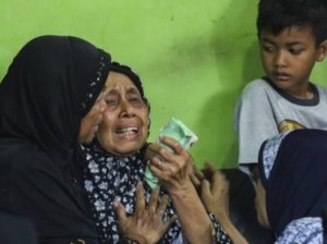 HARU KELUARGA: Tangis sang nenek saat mengantarkan pemakaman jenazah Briptu Anumerta Imam Gilang Adinata di Srago Gede, Klaten, Jawa Tengah, Kamis (25/5).