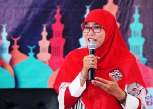 BERI TAUSIAH: Istri Gubernur Jawa Barat Netty Prasetiyani memberikan tausiyah menjelang waktu berbuka puasa.
