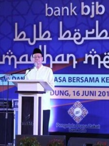KEKUATAN DOA: Direktur Utama bank bjb Ahmad Irfan saat mengisi tausiah bjb Berbagi Ramadhan Memberi di Kantor Pusat bank bjb, Jalan Naripan, Kota Bandung, Jumat (16/6).