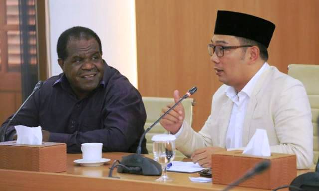 Bupati Sorong Jhony Kamuru Wali Kota Bandung M. Ridwan Kamil
