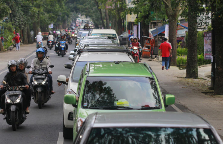 PADAT MERAYAP: Ribuan pengendara saat memadati kawasan wisata di Lembang, Kabupaten Bandung Barat, beberapa waktu lalu. Sejumlah kawasan wisata masih diserbu pemudik lokal untuk mengisi liburan.