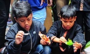 Anak-anak memainkan permainan tradisional dalam bentuk perahu kolotok (Foto: dok Jabarekpres)