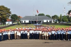 Danlanud Husein Sastranegara Kolonel Pnb M. Iman Handojo, S.IKom, berfoto bersama dengan seluruh anggotanya usai acara pembagian helm berstandar SNI kepada seluruh anggota Lanud Husein Sastranegara, kemarin (4/4).