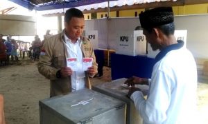 Camat Jatiluhur dan istri Hj.Tuti Rohani memberikan hak suaranya di TPS 08 Kp.Cilegong Desa Cilegong Kecamatan Jatiluhur, kemarin (27/06)