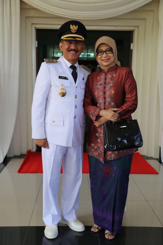 BERSAMA ISTRI:  Pelaksana Tugas (Plt) Bupati Bandung Barat Yayat T. Soemitra saat berfoto bersama dengan istri Dwina Candraasih di Ngamprah.