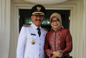 BERSAMA ISTRI:  Pelaksana Tugas (Plt) Bupati Bandung Barat Yayat T. Soemitra saat berfoto bersama dengan istri Dwina Candraasih di Ngamprah.