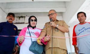GUNTING PITA: Kadisdik Kota Bandung Elih Sudiapermana secara simbolis menggunting pita tanda dimulainya berbagai lomba di Disdik Kota Bandung