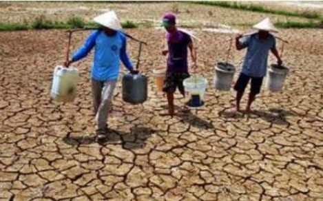 KRISIS AIR: Sebanyak lima kecamatan di Bandung Barat mulai kesulitan mendapatkan air bersih. Saat ini pemerintah tengah menyiapkan bantuan untuk disalurkan ke sejumlah wilayah.