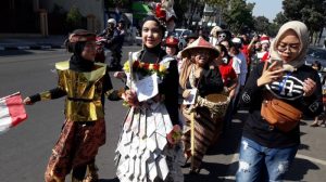 SYARIF PULLOH ANWARI KREATIF: Nazwa yang masih duduk dibangku sekolah SD menyulap bekas koran menjadi gaun saat mengikuti karnaval di Kampung Babakan Asih, Kecamatan Bojongloa Kaler, Kota Bandung, Minggu (19/8).