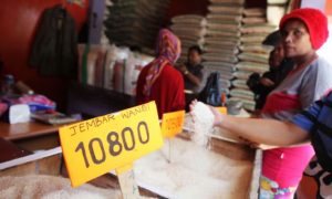 Harga beras di pasar tradisional masih relatif stabil dengan kualitas medium jenis setra dan jembar di jual berkisar Rp 10.000 per kilogramnya.