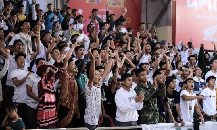 LOYALITAS: Supporter SMAN 1 Cimahi memenuhi tribun Gor Pajajaran untuk mendukung tim sekolah tercinta.