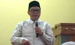 BERIKAN CERAMAH: Wali Kota Bandung Oded M. Danial memberikan tausiah pada peresmia masjid.