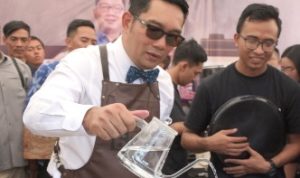 Gubernur Jabar, Ridwan Kamil saat menuangkan air untuk menyeduh kopi di acara Ngopi Saraosna Vol 6 di Gedung Sate Bandung,