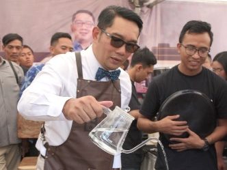 Gubernur Jabar, Ridwan Kamil saat menuangkan air untuk menyeduh kopi di acara Ngopi Saraosna Vol 6 di Gedung Sate Bandung,