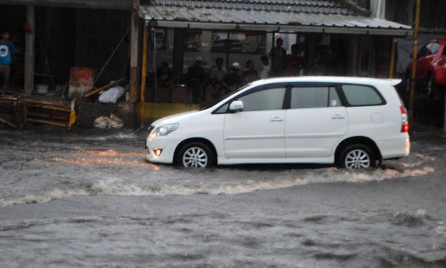 SELALU TERGENANG: Mobil milik warga nekat menerjang derasnya banjir Jalan Melong yang tergenang, beberapa waktu lalu. (ilustrasi)