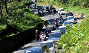 Kawasan Lembang mengalam kepadatan di sejumlah ruas jalan akibat banyaknya wisatawan dari luar daerah
