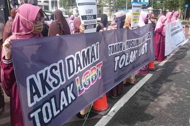 Aliansi Muslimah Jawa Barat (AMJ) melakukan aksi unjukrasa menolak keberadaan LGBT di Jawa Barat. Aksi dilakukan di depan Halaman Gedung Sate Bandung,