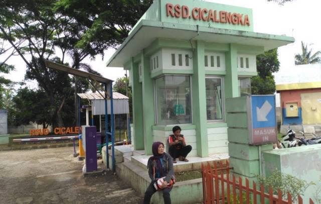Seorang keluarga pasien menunggu jam besuk di buka di RSUD Cicalenggka untuk menjenguk keluarganya yang sedang dirawat.