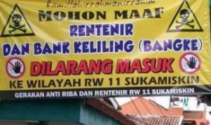 panduk peringatan keras kepada renternir yang menawarkan pinjaman uang di RW 11 Kel. Sukamiskin, Bandung.