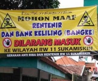 panduk peringatan keras kepada renternir yang menawarkan pinjaman uang di RW 11 Kel. Sukamiskin, Bandung.
