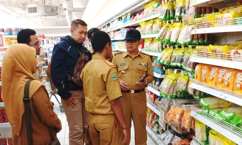 Tim Satgas Pangan Bandung Barat saat mengecek barang makanan dan minuman yang dijual di toko modern