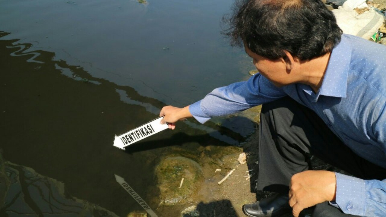 Petugas dari DLH Jabar sedang melakukan pengukuran tingkat pencemaran di anak sungai Citarum. Foto Ilustrasi dok Jabarekspres