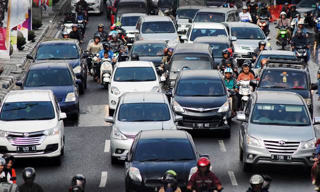 Ruas jalan Asia Afrika di Kota Bandung mengalami kemacetan parah setiap harinya pada jam-jam sibuk.