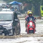 Pemerintah Kota Bandung (Pemkot) Bandung sejauh ini masih mencari cara untuk mengatasi permasalahan banjir di Kota Bandung.