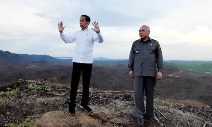 TINJAU LOKASI: Presiden Joko Widodo saat meninjau lokasi ibu kota negara (IKN) Nusantara di Kecamatan Sepaku, Penajam Paser Utara, Kalimantan Timur.