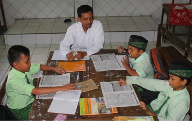 ILUSTRASI: Guru masdrasah sedang mengajari anak didiknya berbagai materi pelajaran.