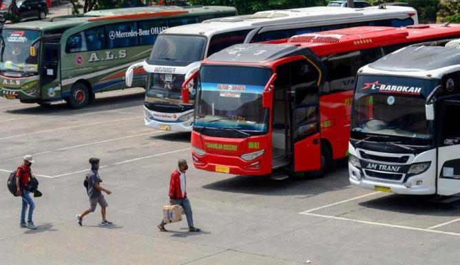 Kendaraan Bus yang dipersiapkan untuk transportasi mudik sedang menunggu penumpang di Terminal Cicaheum (Foto: Dok Jabarekspres.com)