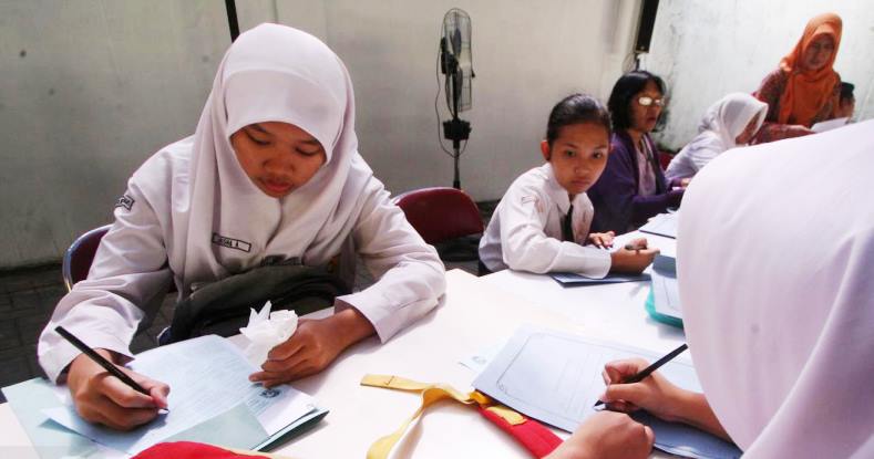 ILUSTRASI MENDAFTAR: Para siswa mengisi formulir pendaftaran pada Penerimaan Peserta Didik Baru (PPDB) sebagai syarat administrasi di salah satu sekolah yang ada di Jawa Barat tahun 2019 atau sebelum pandemi Covid-19.