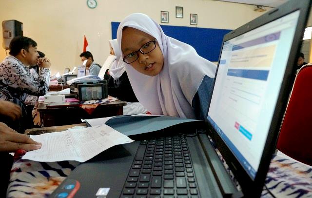 Peserta pendaftar PPDB online calon siswa SMA Negeri di Kota Bandung tampak melihat hasilnya adapakah di terima atau tidak di sekolah yang ia tuju.