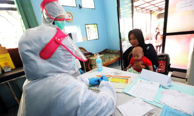 KEKEBALAN TUBUH: Untuk menjaga kesehatan generasi muda saat pandemi, Petugas Puskesmas lakukan imunisasi kepada anak. (ilustrasi)