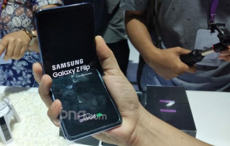 Agustus Samsung  Luncurkan Ponsel Layar Lipat Harga  