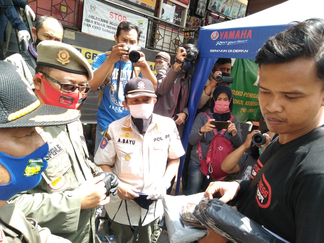 Satpol PP Kota BAndung menggelar razia masker di kawasan perbelanjaan Pasar Baru Kota Bandung. (Foto: Ayu/Jabarekspres.com)