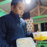 Koswara salah saty petani madu asal MAribaya Lembang maraup untung besar dengan melakukan budidaya madu.