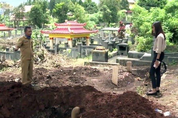 Tempat pemakaman umum atau TPU Cikadut Kota Bandung ditetapkan menjadi kawasan pemakanan khusus jenazah yang meninggal akibat covid-19 karena memiliki lokasi yang strategis.
