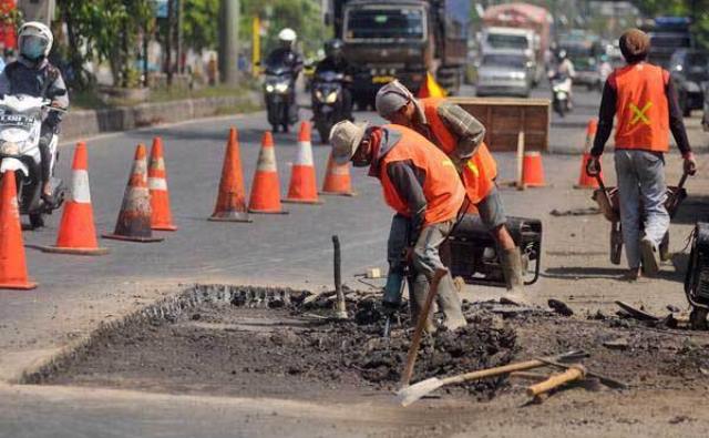 PERBAIKAN JALAN: Beberapa pekerja PT Brantas Abipraya tampak sedang melakukan perbaikan jalan. (Ilustrasi)
