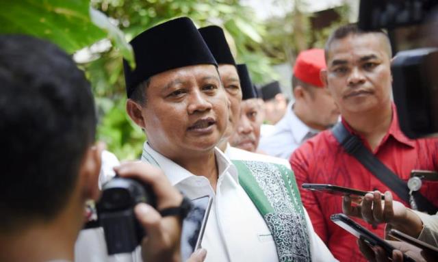 Wakil Gubernur Jawa Barat Uu Ruzhanul Ulum meminta kepada masyarakat untuk tidak menjual tanahnya kepada calo.