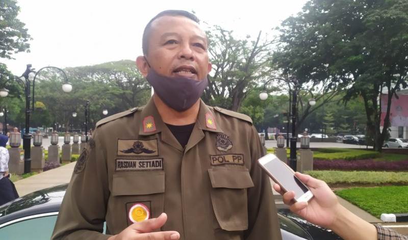 Kepala Satuan Polisi Pamong Praja (Satpol PP) Kota Bandung Rasdian Setiadi. mengaku kecolongan atas tindak kriminal yang dilakukan pembuat tato di Asia afrika senin (3/1) lalu, (antara-Bagus Ahmad Rizaldi)