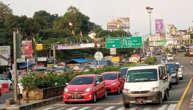 Polres Bogor akan melakukan penutupan selama 12 jam jalur Puncak tepatnya di pintu keluar masuk Tol Gadog, Ciawi, Kabupaten Bogor pada malam Tahun Baru 2021.(foto ANTARA)