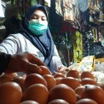 Pedagang memilihkan telur untuk pembeli di tengah harga kebutuhan pokok masyarakat yang mulai merangkak naik masa ramadan.