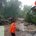Petugas BNPB Kabupaten Bogor sedang melakukan observasi pasca kejadian banjir bandang dan longsor di Desa Tugu, Kecamatan Cisarua, Kabupaten Bogor